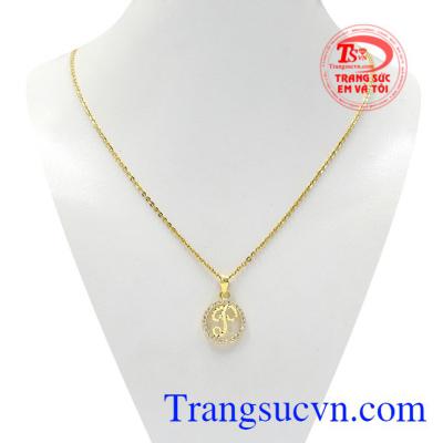 Bộ mặt dây chữ P xinh xắn là sự kết hợp giữa mặt dây chữ sáng bóng và dây chuyền vàng xinh xắn.