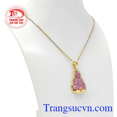 Từng đường nét chạm khắc tỉ mỉ, toát lên vẻ hiền từ, phúc hậu của phật A Di Đà.