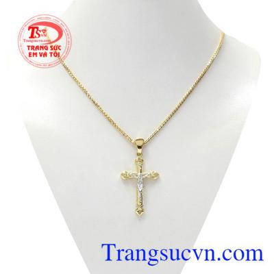 Bộ mặt dây thánh giá bình an là sự kết hợp giữa mặt dây và dây chuyền vàng.