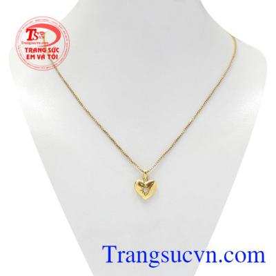Bộ mặt dây trái tim mến thương là sự kết hợp hoàn hảo giữa mặt dây trái tim vàng ấn tượng và dây chuyền nữ tinh tế.