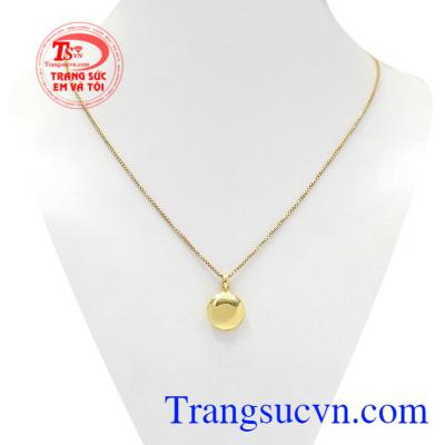 Bộ mặt dây tròn độc đáo là sự kết hợp đầy tinh tế giữa mặt dây chuyền vàng và dây chuyền nữ chất lượng.