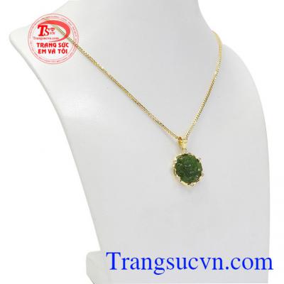 Bộ trang sức nephrite rực rỡ được kết hợp từ vàng tây cùng ngọc nephrite thiên nhiên.