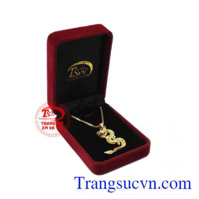 Khác với những con vật khác, rồng mang ý nghĩa của sự lãnh đạo, quyền lực. Bộ trang sức rồng uy phong