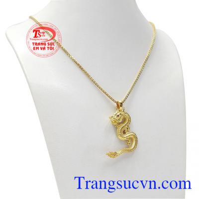 Bộ trang sức rồng uy phong là sự kết hợp của vàng tây cùng đá ruby thiên nhiên. 