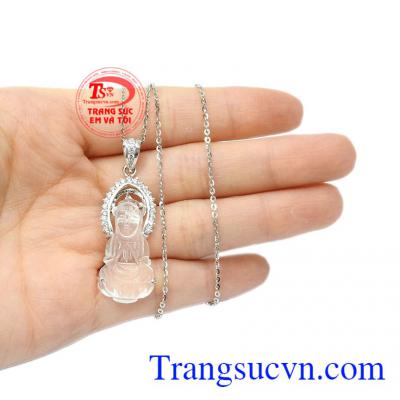 Sản phẩm kết hợp đá thạch anh chạm khắc tinh tế kết hợp cùng vàng tây mang đến vẻ đẹp tinh tế. Bộ trang sức thạch anh phật bà đẹp