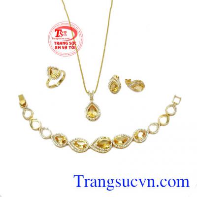 Bộ trang sức thạch anh vàng thịnh vượng là sự kết hợp từ vàng tây 18k cùng đá thạch anh vàng thiên nhiên.