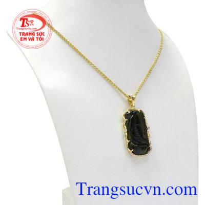 Bộ trang sức tourmalin cát khí vừa là trang sức sang trọng vừa là vật phẩm phong thủy.