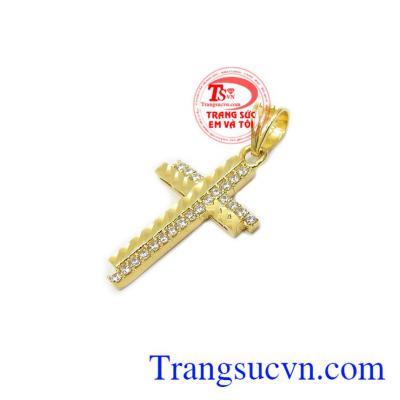 Sản phẩm kết hợp với dây chuyền vàng tôn lên sự tinh tế, thời trang và sang trọng