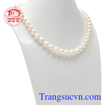 Chuỗi cổ ngọc trai quý phái mang tới nét quyến rũ và sang trọng cho người dùng. 
