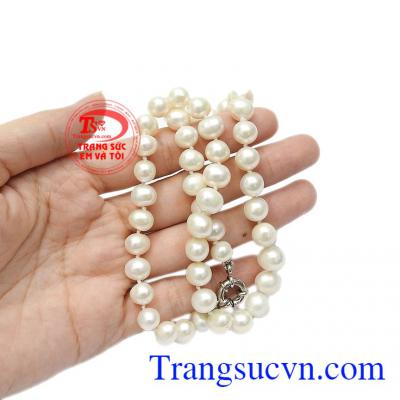 Ngoài ra, ngọc trai còn là biểu tượng của may mắn, niềm vui và sự chung thủy. Chuỗi cổ ngọc trai quý phái