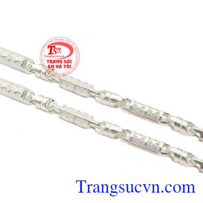 Nếu một cô gái dành tặng cho chàng trai mình yêu thương dây chuyền như ngầm muốn nói với người ấy rằng "Em sẽ luôn ở bên cạnh và yêu thương anh".