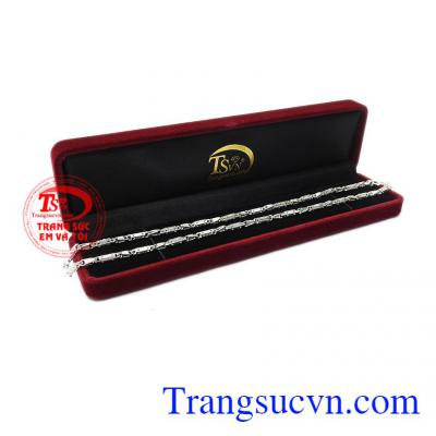 Với kiểu dáng sang trọng và nam tính giúp người dùng luôn cảm thấy tự tin hơn. Dây chuyền bạc nam lộc phát