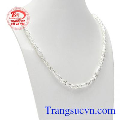 Dây chuyền bạc nam phong độ với kiểu dáng rất nam tính, mạnh mẽ.