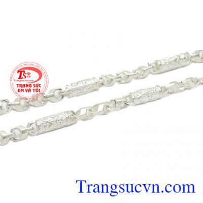 Dây chuyền bạc phù hợp với nhiều độ tuổi, thích hợp làm quà tặng cho người thân và bạn bè. Dây chuyền bạc nam phong độ