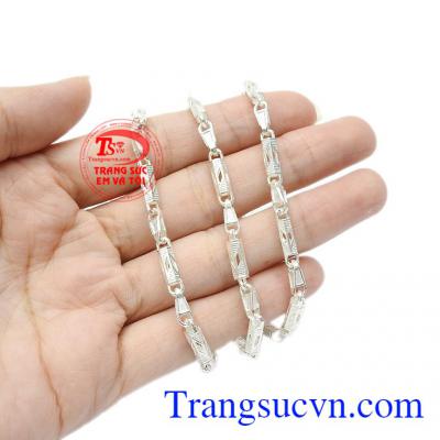 Đã từ lâu, bạc được mọi người sử dụng đeo bên người để cản gió độc, giúp người dùng được khỏe mạnh. Dây chuyền bạc nam phóng khoáng