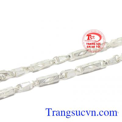 Sản phẩm phù hợp với nhiều kiểu trang phục, nhiều độ tuổi. Dây chuyền bạc nam phóng khoáng