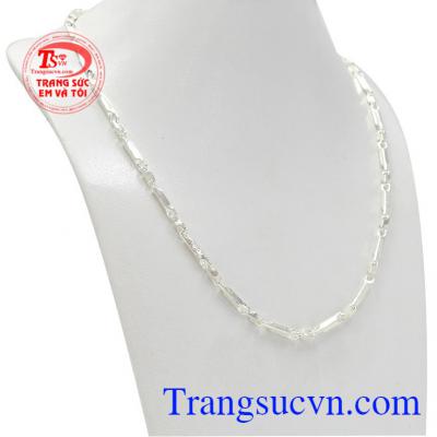 Dây chuyền bạc nam tài tử được chế tác đơn giản mang phong cách nam tính, mạnh mẽ.