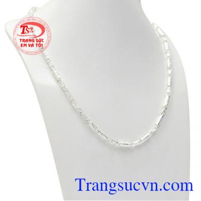 Dây chuyền bạc nam tiến tài với các họa tiết chạm khắc mới lạ, độc đáo, gây ấn tượng cho người nhìn.
