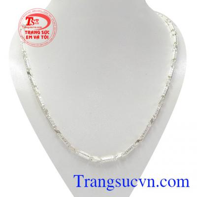 Dây chuyền bạc nike cá tính được chạm khắc tinh xảo mang lại vẻ thời trang, nam tính cho phái mạnh.