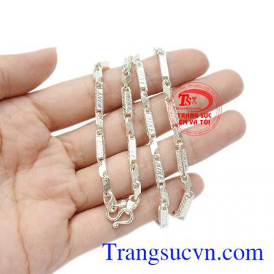 Mặc dù có nhiều công dụng tốt nhưng giá cả trang sức bạc rất phải chăng, tiện dụng.