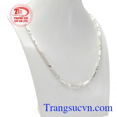 Với mỗi một trang sức chúng đều mang một ý nghĩa riêng và dây chuyền bạc cũng vậy.