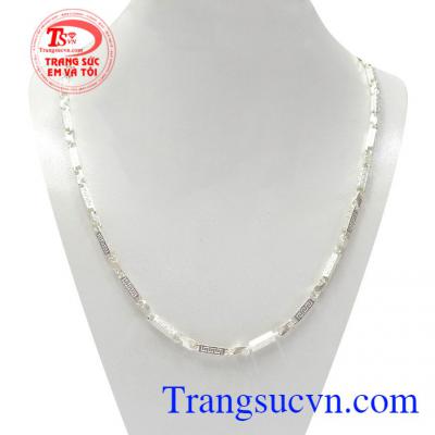 Dây chuyền bạc thành công được chế tác tinh tế mang lại phong cách riêng biệt cho người đeo.