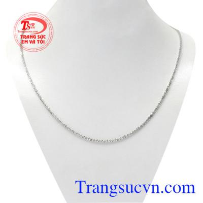 Dây chuyền bạc trang nhã được nhập khẩu từ Italy mang đến vẻ đẹp hiện đại, thanh lịch cho phái nữ.