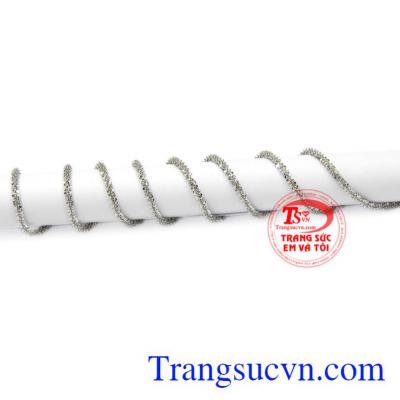 Chiếc dây chuyền có thể kết hợp cùng mặt dây chuyền bạc tạo điểm nhấn phong cách thời trang cho nữ giới.