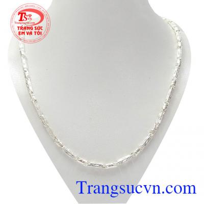 Dây chuyền nam bạc ấn tượng là một thiết kế mới mang lại phong cách cho phái mạnh.