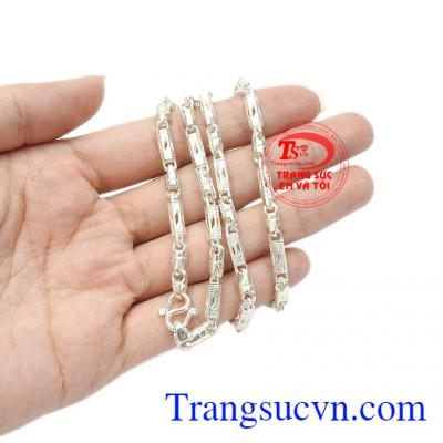 Không chỉ mang lại vẻ nam tính mà khi đeo dây chuyền bạc giúp cản gió và tránh các bệnh về cảm.