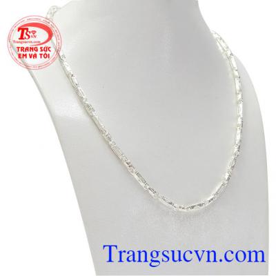 Khi đeo chiếc dây chuyền bạc nam giới có thể tự tin khoe cá tính.