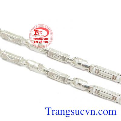 Sản phẩm còn rất dễ phối đồ với nhiều kiểu trang phục khác nhau.