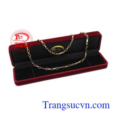 Sản phẩm cũng có thể kết hợp cùng mặt dây chuyền vàng để tạo điểm nhấn. Dây chuyền nam vàng lãng tử