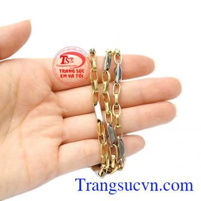 Sự kết hợp của hai màu vàng và trắng khiến người dùng càng trở nên nổi bật hơn. Dây chuyền nam vàng lãng tử