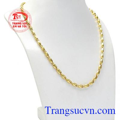 Dây chuyền nam vàng thành đạt được nhập khẩu từ Italy mang phong cách nam tính và mạnh mẽ.