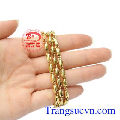 Với chế tác từ chất liệu vàng 18k sáng bóng, bền đẹp khiến người dùng luôn yên tâm về chất lượng sản phẩm. Dây chuyền nam vàng thành đạt