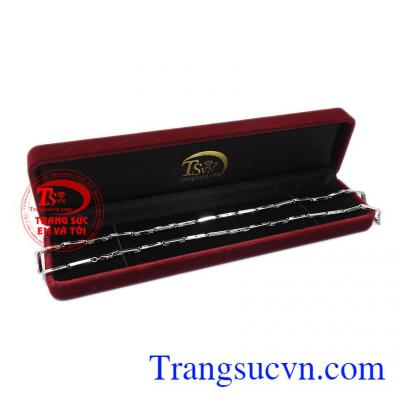 Dây chuyền vàng trắng nam tính mang đến sức cuốn hút với người nhìn. 
