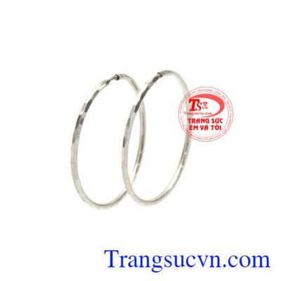 Hoa tai bạc cá tính được thiết kế kiểu dáng hợp với xu hướng mang lại vẻ thời trang cho phái đẹp.