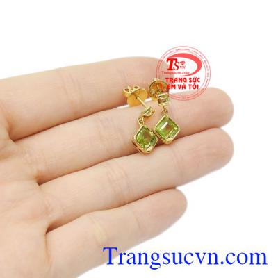 Hoa tai là món trang sức không thể thiếu dành cho nữ giới.