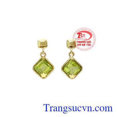 Hoa tai Peridot duyên dáng được chế tác hài hòa giữa vàng màu 14k và đá Peridot thiên nhiên.