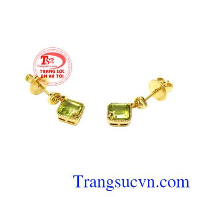 Đôi hoa tai Peridot vừa hợp thời trang vừa mang lại may mắn về mặt phong thủy cho phái nữ.