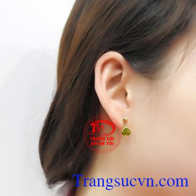 Khi các cô gái đeo đôi bông tai Peridot lên toát lên vẻ nữ tính và khiến cho gương mặt của các nàng thanh thoát hơn.
