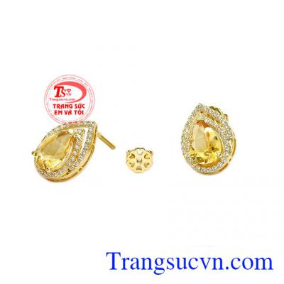Hoa tai thạch anh vàng thịnh vượng được kết hợp từ thạch anh vàng thiên nhiên và vàng tây 18k bền đẹp.