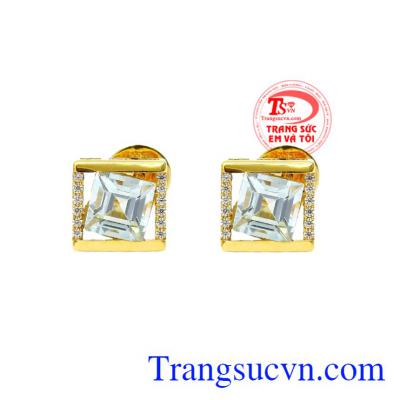 Hoa tai là trang sức mà được nhiều các cô gái ưa chuộng và lựa chọn để đeo.