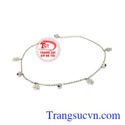 Lắc chân là món trang sức được rất nhiều các cô gái lựa chọn đeo vì nó thể hiện được sự dịu dàng, trang nhã giúp đôi chân trở nên thon gọn hơn.