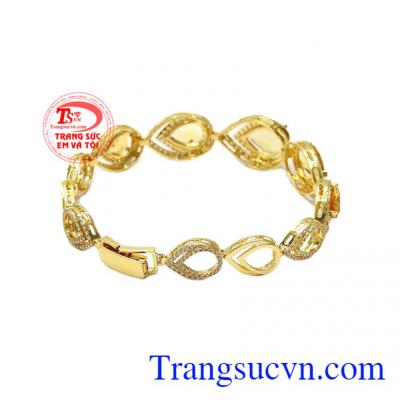 Lắc tay thạch anh vàng thịnh vượng thiết kế với kiểu dáng sang trọng, quý phái cho phái nữ luôn thu hút và quyến rũ.