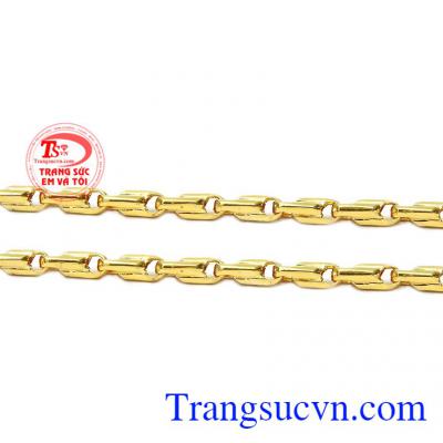 Kiểu dáng nam tính thích hợp cùng nhiều kiểu trang phục. Lắc tay vàng phái mạnh