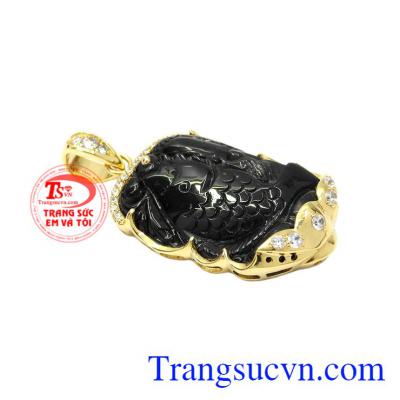 Mặt cá chép ngậm ngọc tài lộc được chế tác từ vàng tây 14k cùng đá tourmalin thiên nhiên.