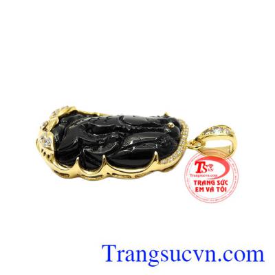 Theo truyền thuyết thì cá chép là loài duy nhất vượt vũ môn hóa rồng. Mặt cá chép ngậm ngọc tài lộc