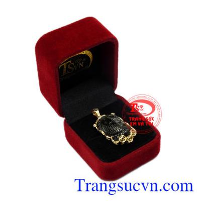 Sản phẩm chạm khắc từ đá tourmalin thiên nhiên hợp phong thủy, là vật hộ mệnh cho người mệnh hỏa và mệnh mộc. Mặt cá chép ngậm ngọc thịnh vượng